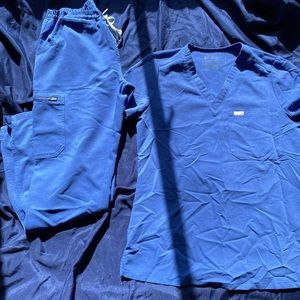 Winning blue figs scrub set